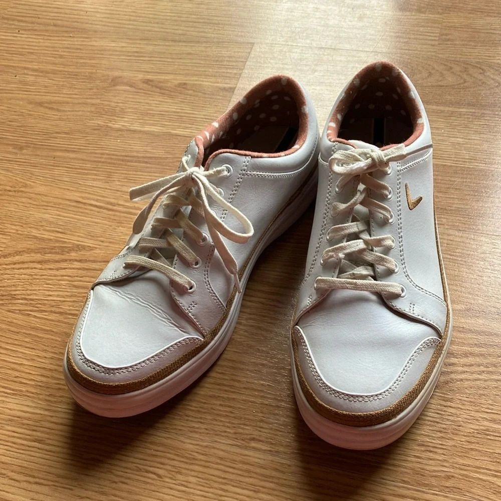Callaway Women’s Katy Golf Shoes. White/Carmel.  Size 7 1/2.   Preowned